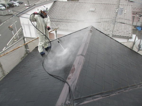 コロニアル屋根の高圧洗浄中