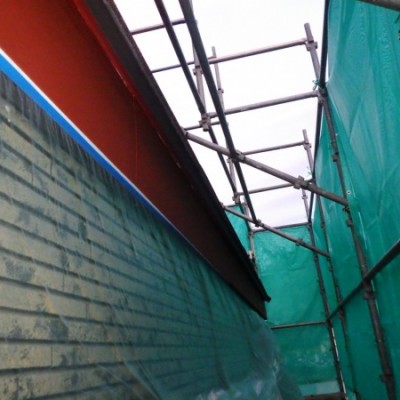 那須町　外壁塗装工事　２日目　養生　破風・外壁下塗り塗装　アレスダイナミックフィラー