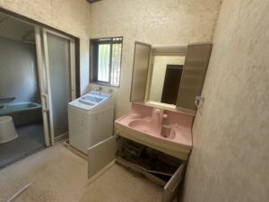 宇都宮市 洗面脱衣所 施工前|湿気で洗面化粧台収納下部が腐食