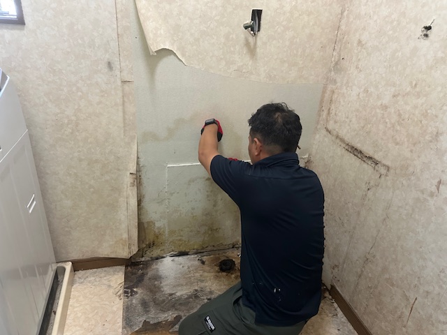 宇都宮市 洗面脱衣所リフォーム ① 撤去後、給排水の位置・状態を確認(壁)
