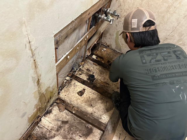 宇都宮市 洗面脱衣所リフォーム ② 腐食していた下地を補修し、下地を整える(床)