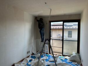 群馬県太田市 中古物件 クロス剥がし 作業風景　壁クロス剥がし