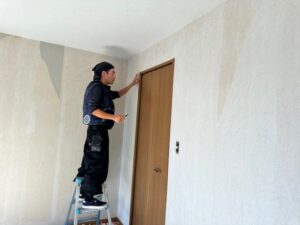 群馬県太田市 中古物件 クロス剥がし 作業風景　建具回りクロス剥がし