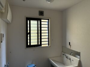 洗面府脱衣所クロス貼り施工後