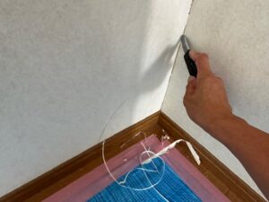 入隅コーキング撤去中の写真｜クロス張替え前の下地処理