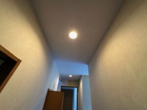 1階玄関・ホール天井のクロス貼り終了