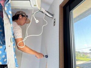 エアコン周りのクロス張替え作業風景|群馬県太田市