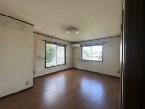 洋室　天井、壁クロス張替え前　汚れやシミ、剥がれが見られます