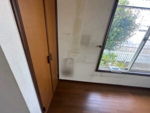 施行前クロスの汚れやシミの写真