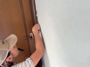壁のクロス貼りの様子