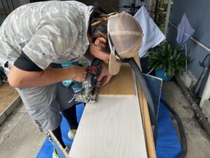 新規フローリング材加工中