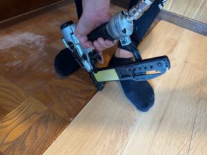 床材の固定(接着剤+ステープル)