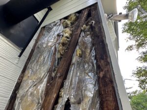 腐食した下地の状況確認と清掃