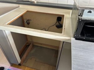 コンロを外し、オーブンも外しました