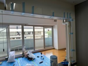 キッチンパネル、見切り材貼り付け後の様子