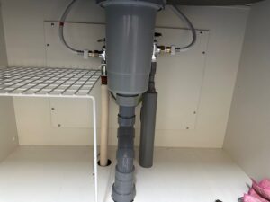 シンク下配管接続後の様子