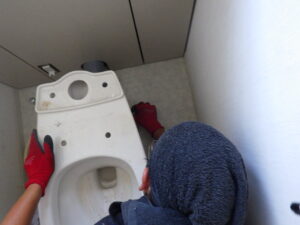 トイレ便器撤去作業｜古い便器を取り外している様子
