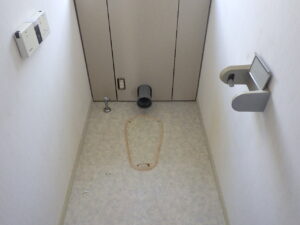 1階トイレ便器撤去後