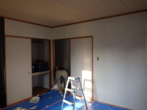 和室既存クロスの剥がし作業中｜押し入れの下地処理を進める様子