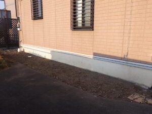 駐車場まわりの草刈り作業｜工事中だからこそ効率的に整備