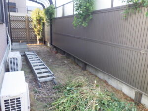 室外機まわりの草刈り作業｜工事中だからこそ効率的に整備