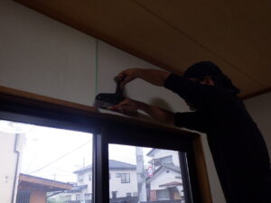 内装クロス貼り替え作業中の写真（和室）