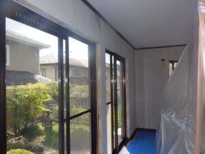 クロス剥がし作業後　掃き出し窓部