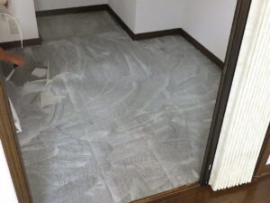 キッチン床クッションフロア用接着剤塗布後