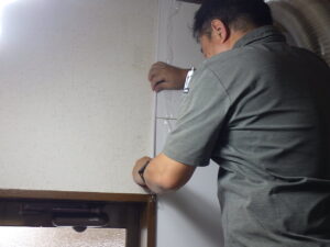 キッチンパネル見切り材取付け施工中