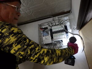 分電盤取り付け中の様子