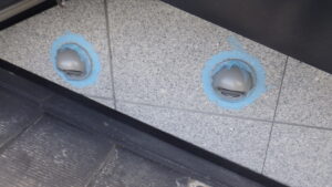 外壁に取り付けられた換気ガラリに養生（正面）