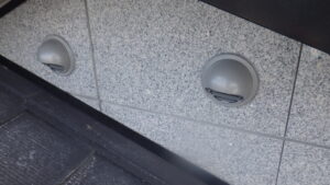 外壁に取り付けられた換気ガラリ（正面）
