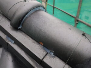 丸瓦にコーキング充填