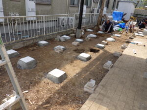 束石の周りのモルタル打設が完了。