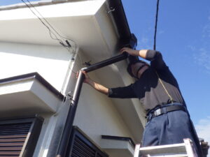 新しい竪樋・集水器を取り付けている様子