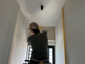 トイレクロス貼りの様子