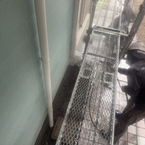 外壁を洗浄している様子