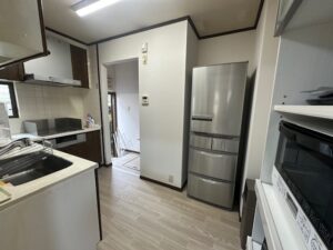 宇都宮市 新居リフォーム｜キッチン 施工後（白系クロス×木目床）