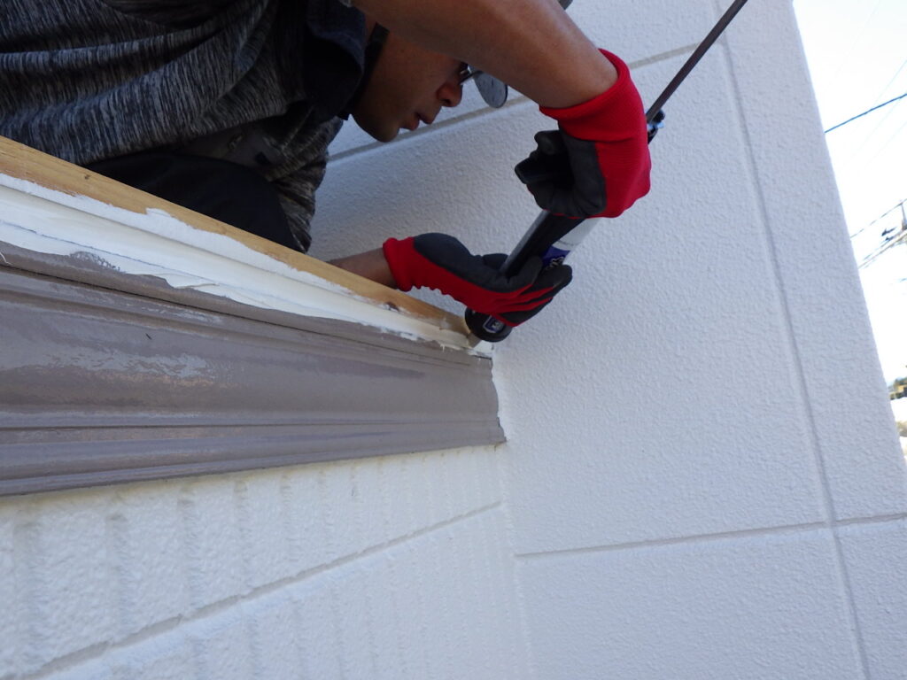 コーキング充填中の様子になります。