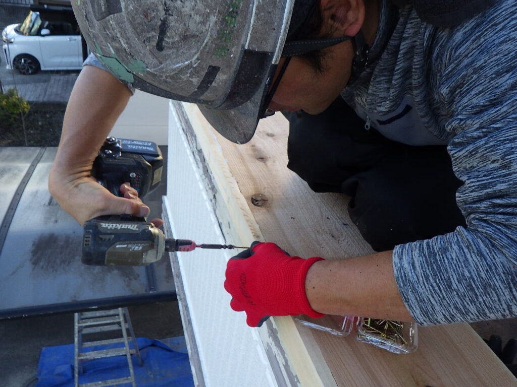 胴縁取り付け中の様子になります。