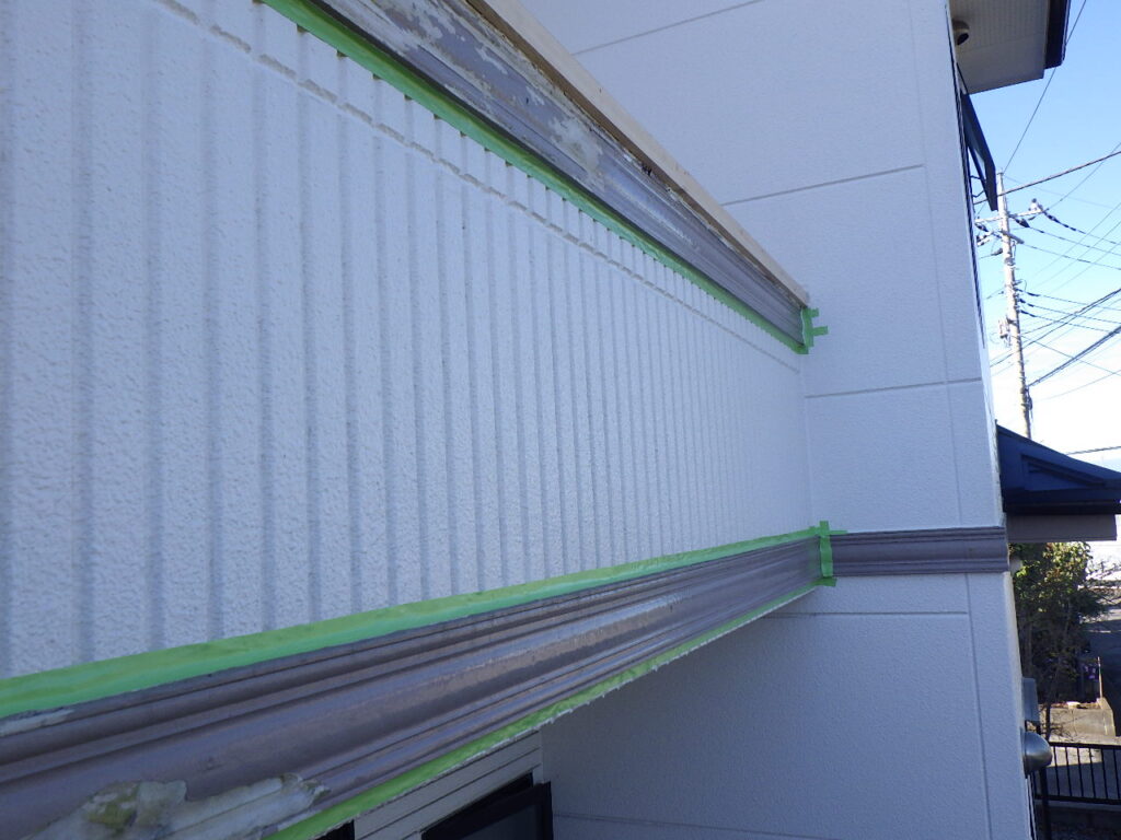 ガムテープで養生を行っていきます。