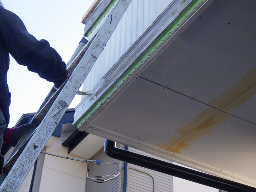 下塗り塗装を行っている様子になります。