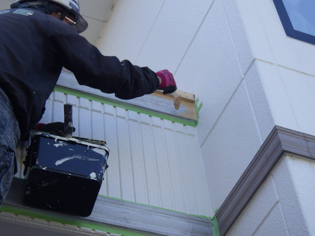 乾いた部分から中塗りを行っていきます。