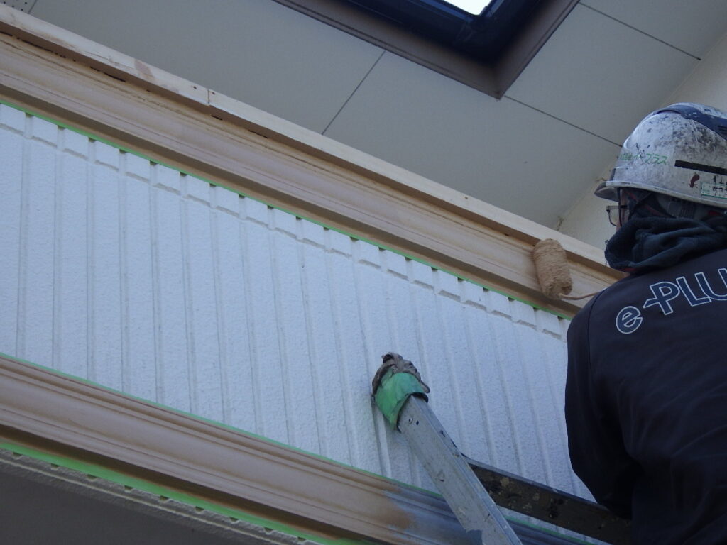 上塗り塗装中の様子になります。