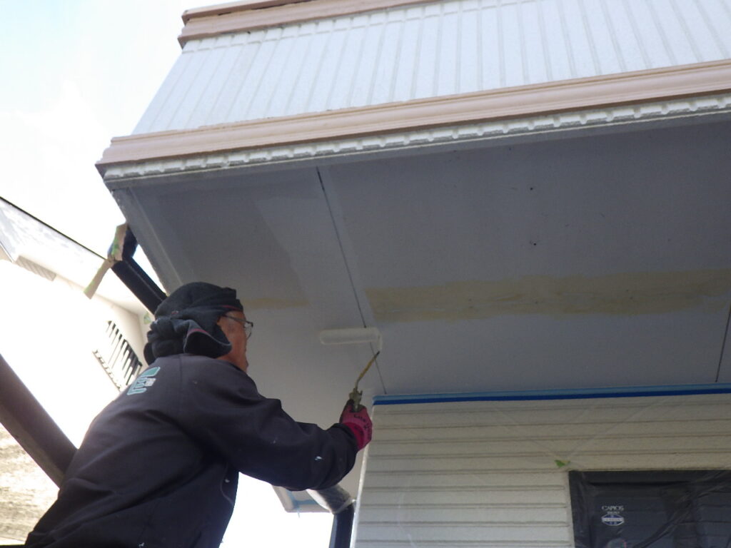 養生を行い、軒天塗装1回目を塗っていきます。