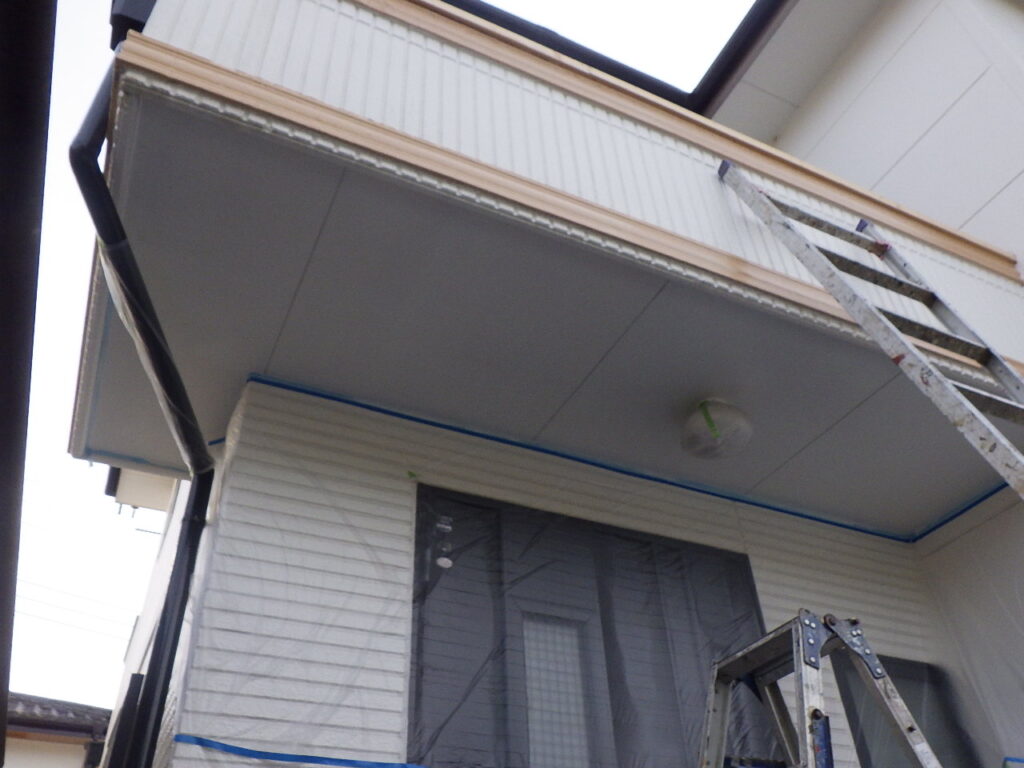 軒天1回目塗装完了