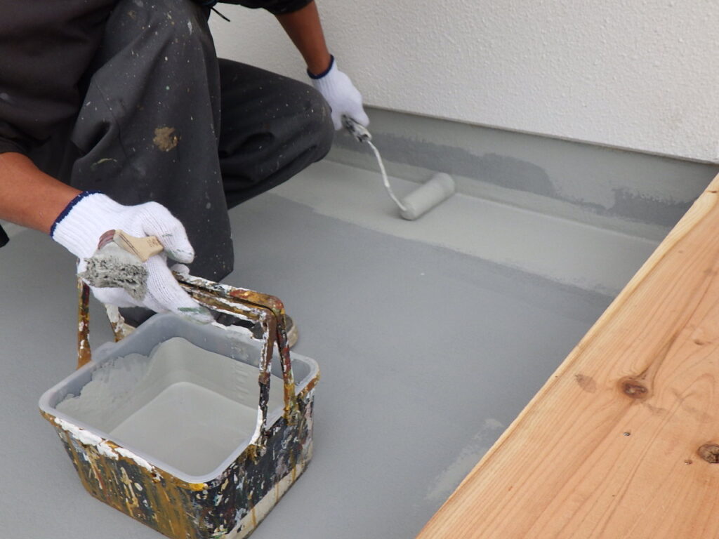 上塗り2回目塗装を行っている様子になります。