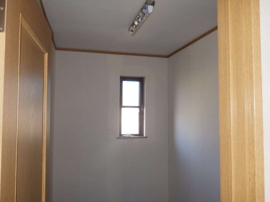 2階納戸クロスはがし完了。