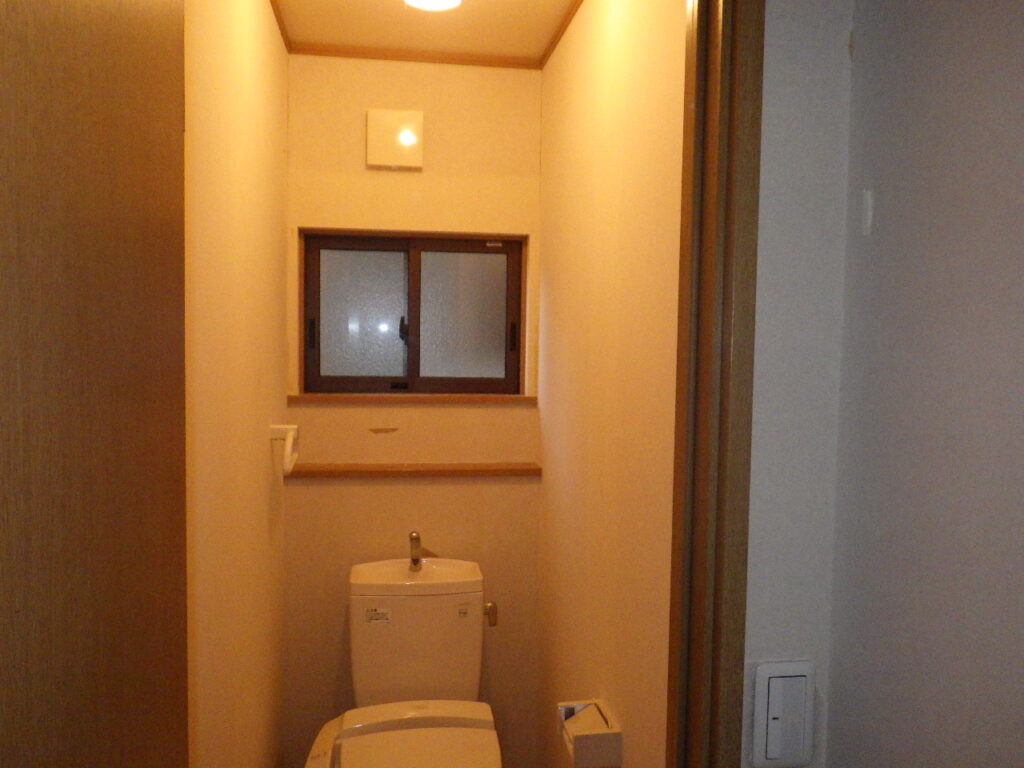 1階トイレクロスはがし完了