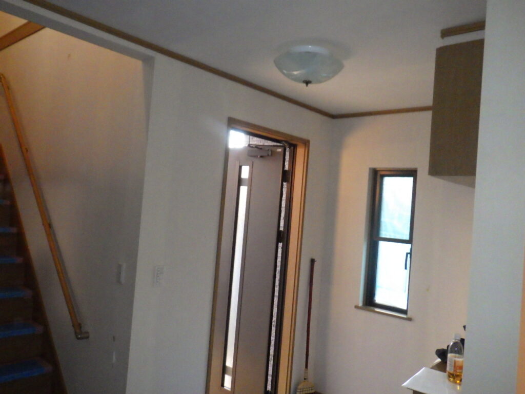 玄関クロスはがし完了